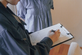 ヒアリングシートを元にお客様に不具合などをお聞きする写真