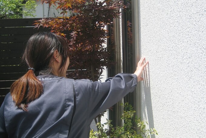 外壁をチェックする写真