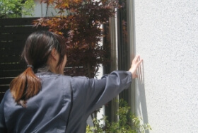 外壁をチェックする写真