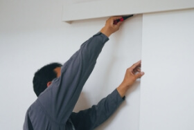 ドアのサッシをチェックする写真