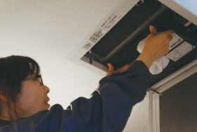 換気システムの動作確認を行う写真