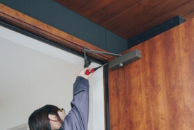 お客様がお困りの不具合をチェックする写真