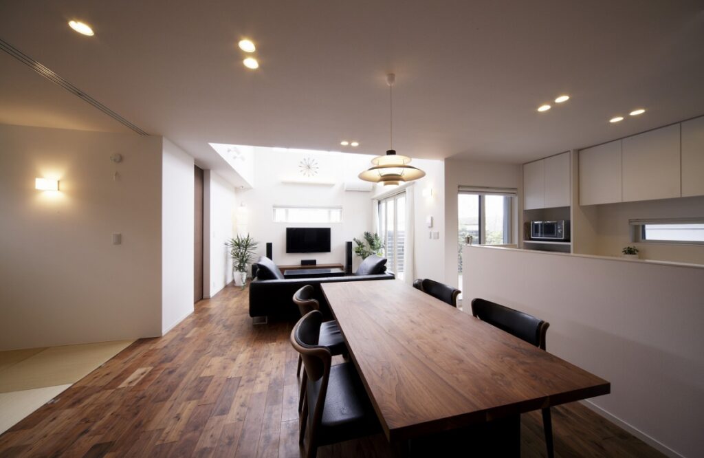 ツートーンのスタイリッシュな外観の家