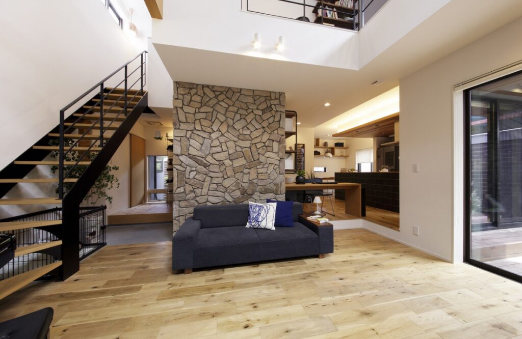 素材を楽しみ空間をつくった住まい