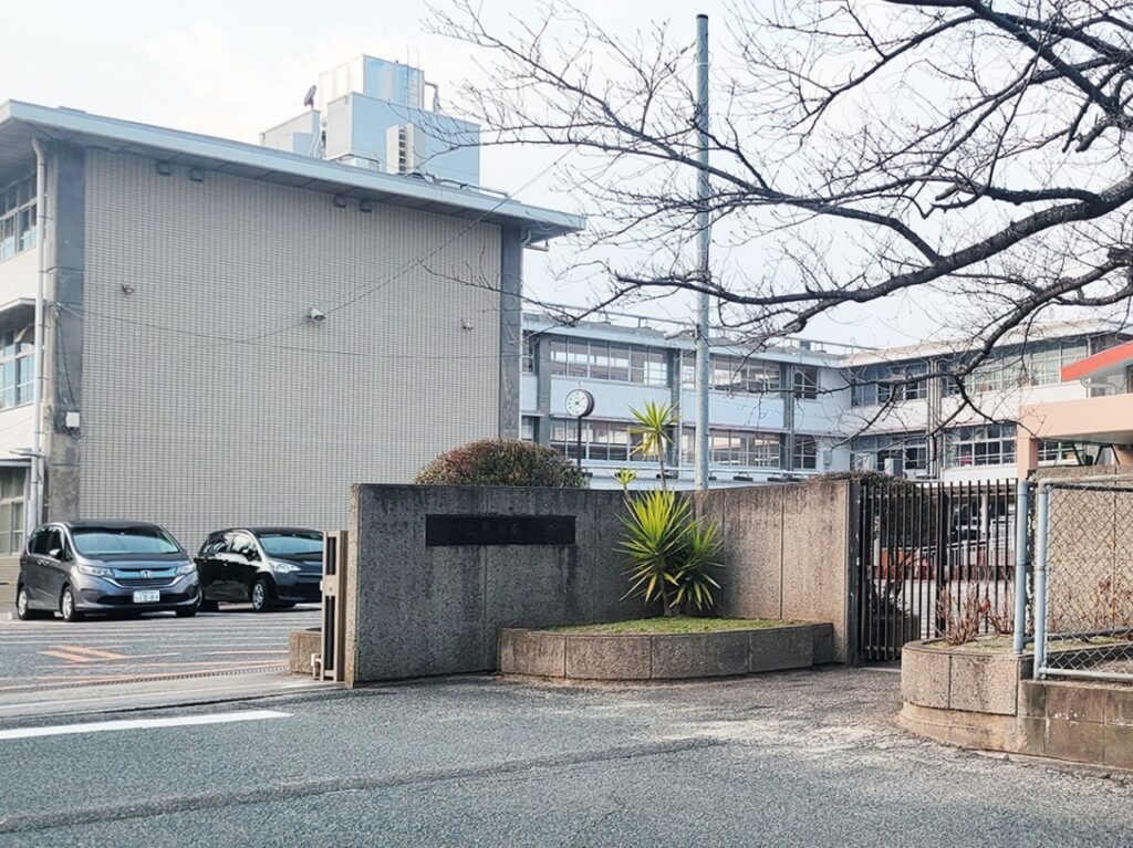 春日南小学校　徒歩16分