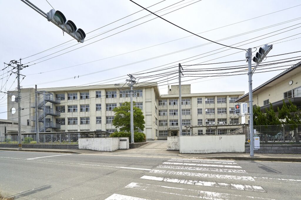   前原西中学校　徒歩15分