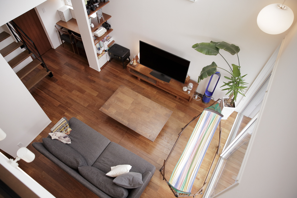 どこにでもつながるリビングが中心の家