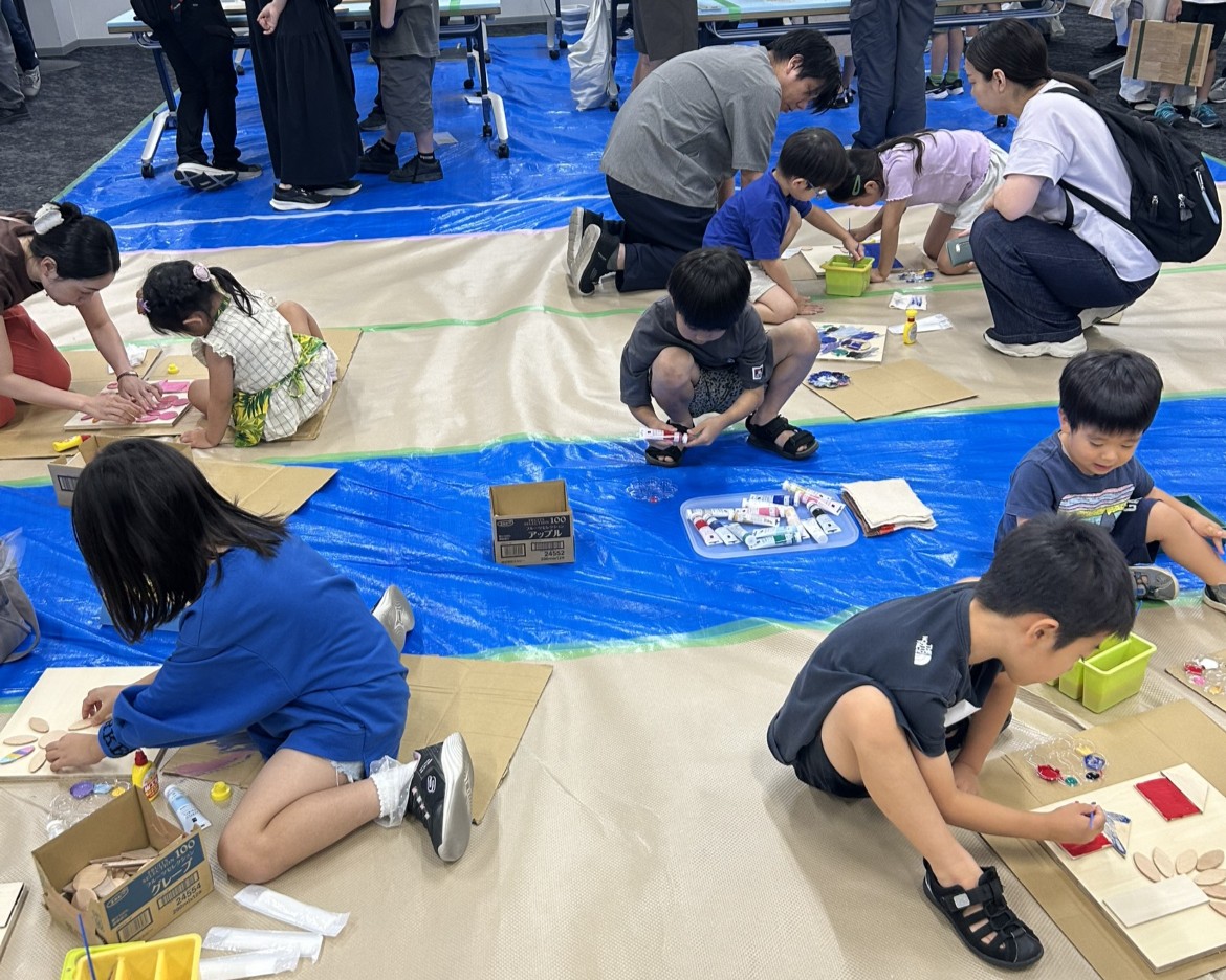 端材に自由な発想で絵を描く子どもたち