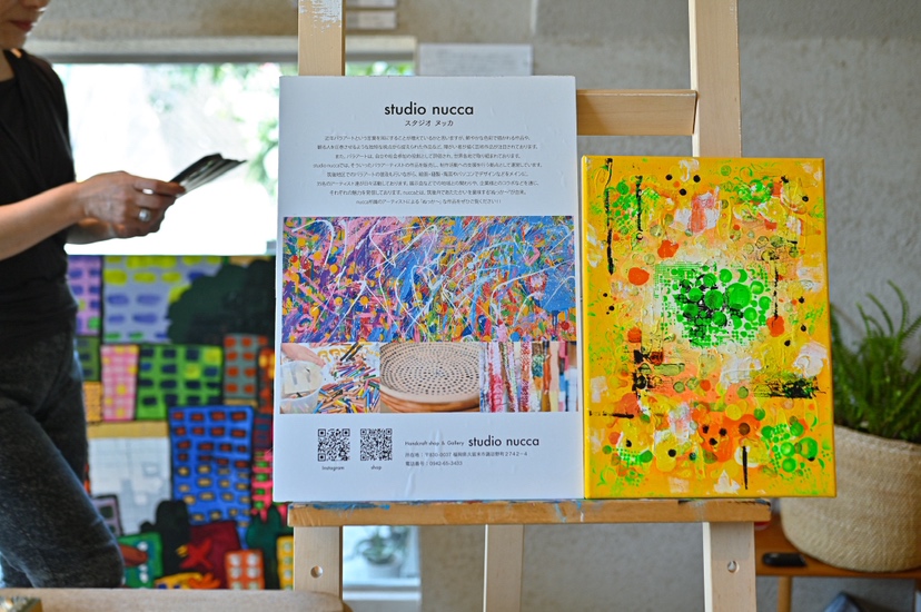 studio nuccaの紹介パネルと作品展示