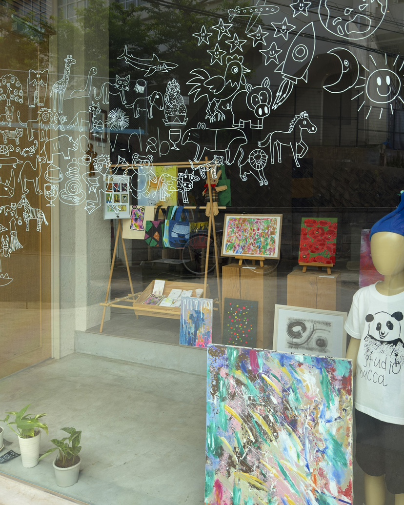 studio nuccaの作品が並ぶ店頭ディスプレイ